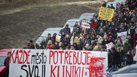 Squatteři demonstrovali na podporu využití bývalého objektu polikliniky v Jeseniově ulici na pražském Žižkově jako Autonomního sociálního centra Klinika
