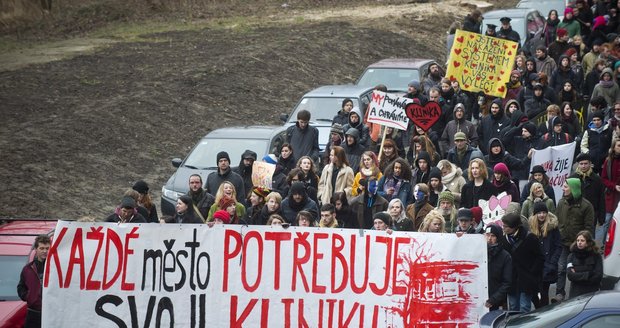Squatteři demonstrovali na podporu využití bývalého objektu polikliniky v Jeseniově ulici na pražském Žižkově jako Autonomního sociálního centra Klinika