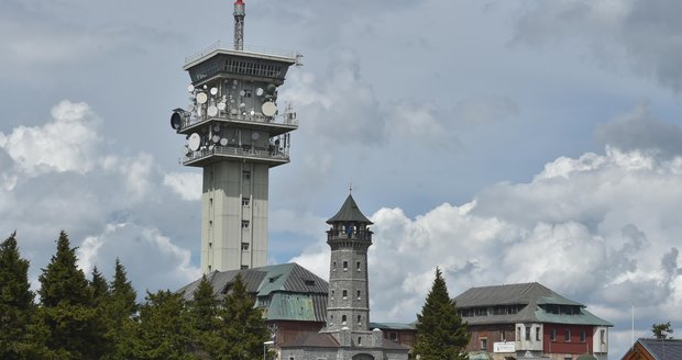 Areál Klínovec u Božího Daru na Karlovarsku nabízí i letní radovánky! V Trail Parke je 24 kilometrů stezek určených pro jízdu na horských kolech.