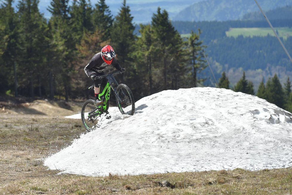 Areál Klínovec u Božího Daru na Karlovarsku nabízí i letní radovánky! V Trail Parke je 24 kilometrů stezek určených pro jízdu na horských kolech.