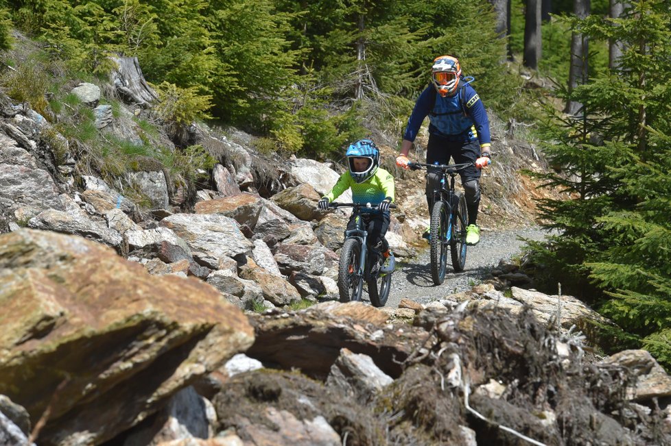 Areál Klínovec u Božího Daru na Karlovarsku nabízí i letní radovánky! V Trail Parke je 24 kilometrů stezek určených pro jízdu na horských kolech.
