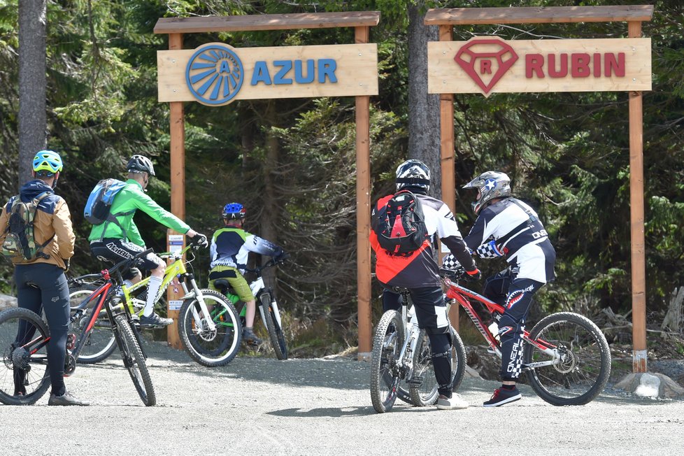 Areál Klínovec u Božího Daru na Karlovarsku nabízí i letní radovánky! V Trail Parke je 24 kilometrů stezek určených pro jízdu na horských kolech.