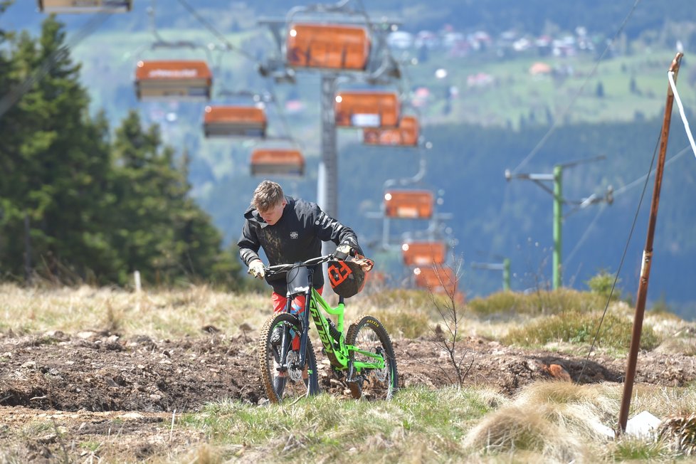 Areál Klínovec u Božího Daru na Karlovarsku nabízí i letní radovánky! V Trail Parke je 24 kilometrů stezek určených pro jízdu na horských kolech.