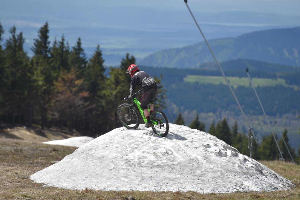 Areál Klínovec u Božího Daru na Karlovarsku nabízí i letní radovánky! V Trail Parke je 24 kilometrů stezek určených pro jízdu na horských kolech.