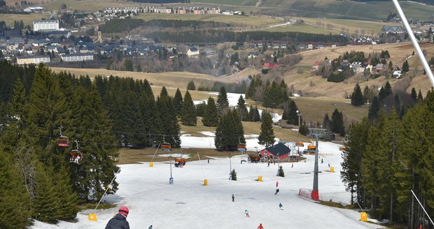O velikonočním víkendu mohli lyžaři naposledy v této sezóně využít služby lažařského areálu Klínovec (17.4.2022)