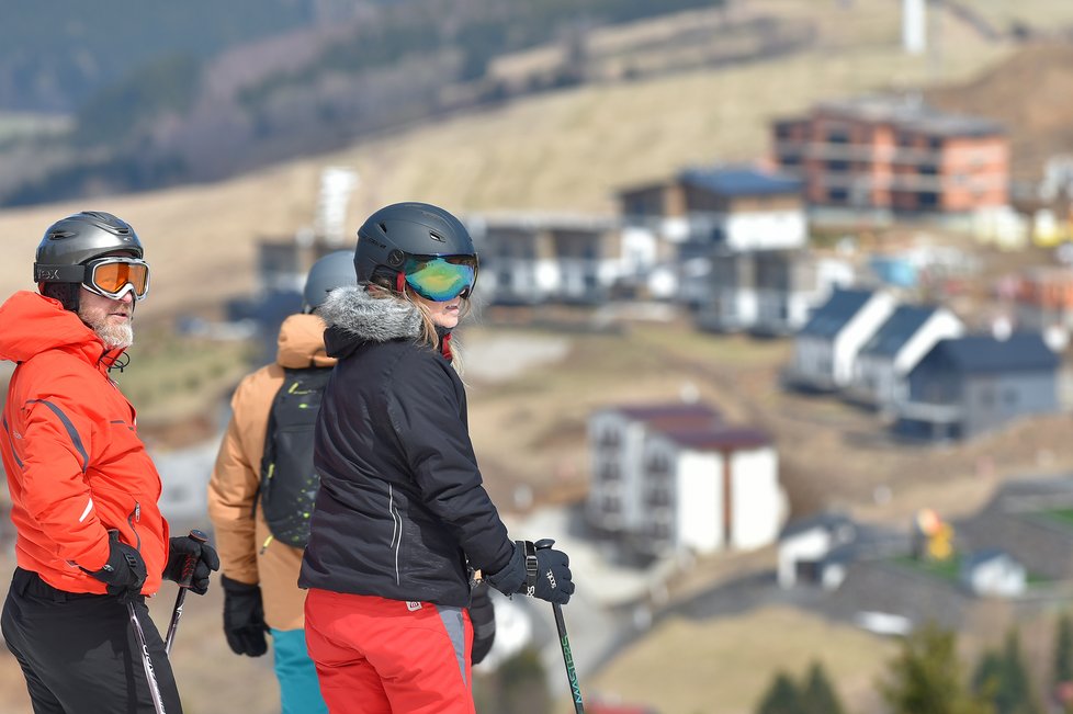 O velikonočním víkendu mohli lyžaři naposledy v této sezóně využít služby lyžařského areálu Klínovec  (17.4.2022)