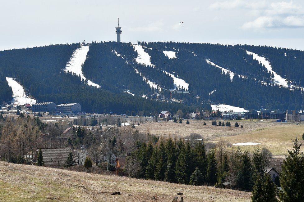 O velikonočním víkendu mohli lyžaři naposledy v této sezóně využít služby lyžařského areálu Klínovec  (17.4.2022)