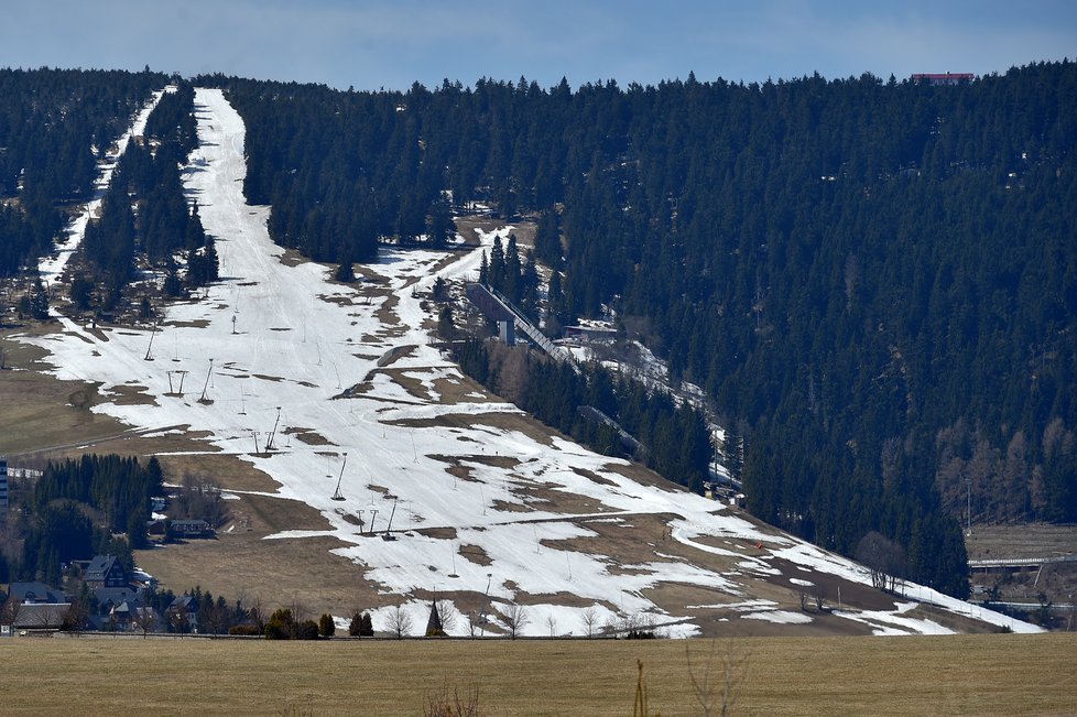 O velikonočním víkendu mohli lyžaři naposledy v této sezóně využít služby lyžařského areálu Klínovec  (17.4.2022)