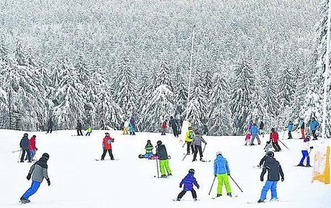 26. prosince 2019 Klínovec, Karlovarský kraj I díky 10 cm nového sněhu je v provozu pět kilometrů sjezdovek.