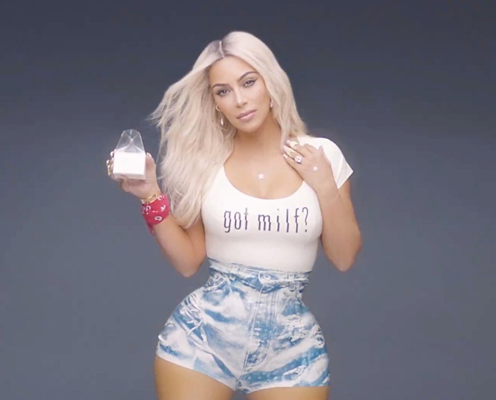Kim se nechala kvůli reklamě odbarvit na blond.