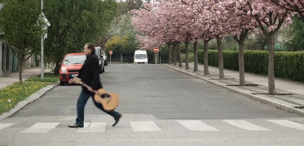 Karel Gott kráčí s kytarou v ruce na konkurz Support Lesbiens