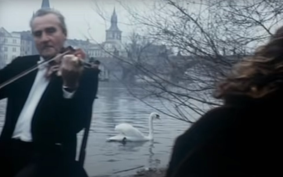 Omšelá Praha z 80. let je zachycena v klipu kapely INXS