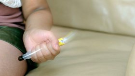 Alergici s sebou musí nosit injekce EpiPenu.