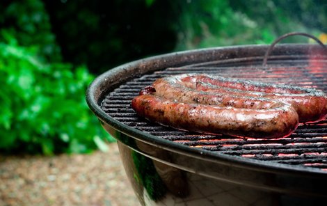 Hygienici varují před klobáskou na grilu.