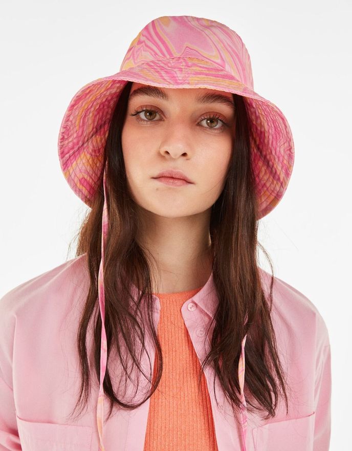 Klobouk bucket s potiskem, Bershka, 399 Kč Klobouk bucket s potiskem, Bershka, 399 Kč