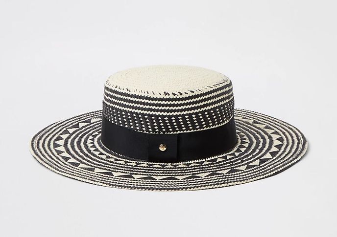 Černobílý slamák, River Island, 25 GBP Černobílý slamák, River Island, 25 GBP