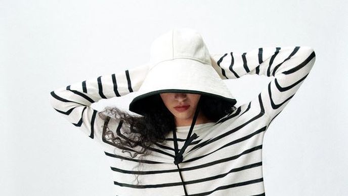 Bucket klobouk s kontrastním lemem, Zara, 499 Kč Bucket klobouk s kontrastním lemem, Zara, 499 Kč