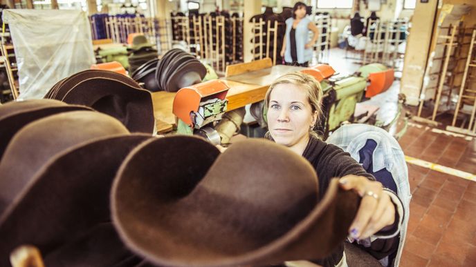 Výroba klobouků ve společnosti Tonak