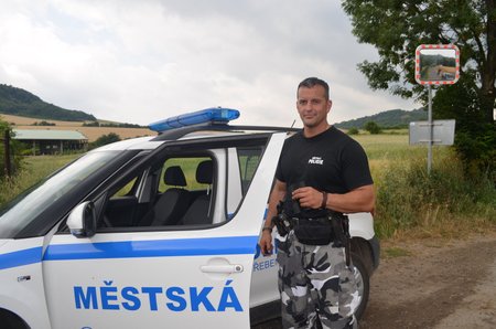 Třebenický strážník Tomáš Rotbauer shání uspávací pušku a dobrovolníky na odchyt klokana