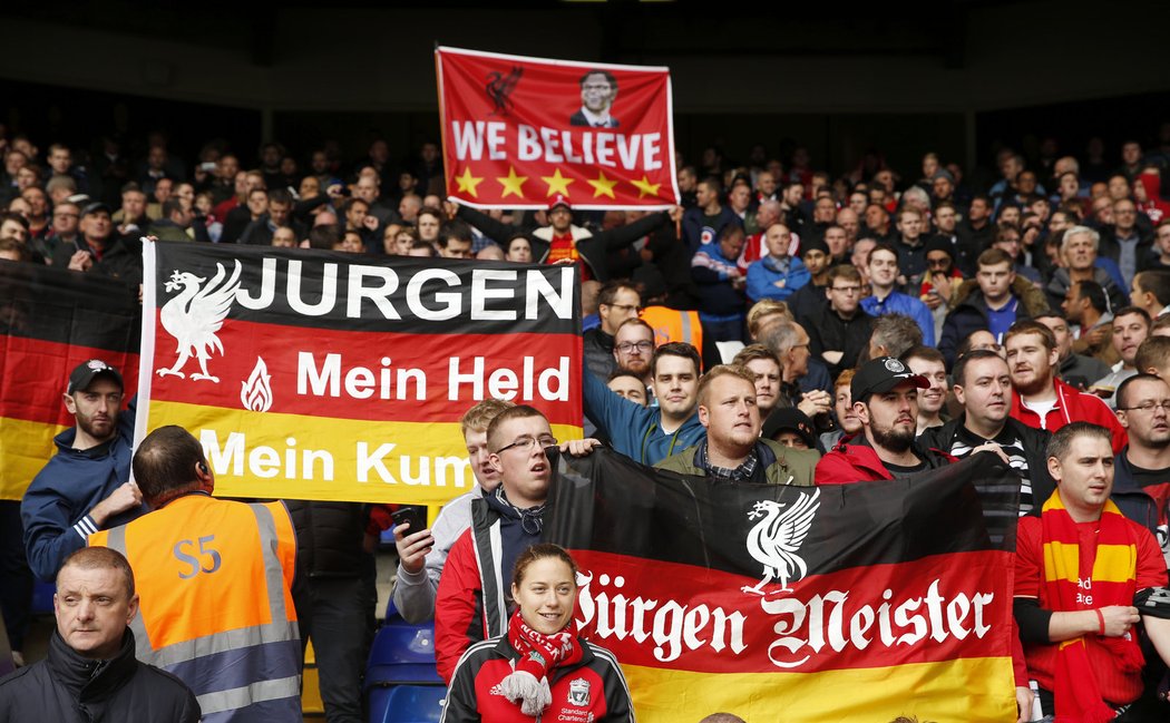 Fanoušci Liverpoolu novému trenérovi Jürgenu Kloppovi věří