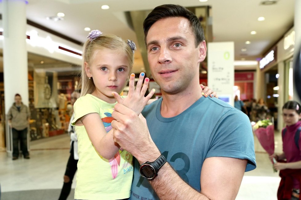 Roman Vojtek s dcerou na manikúře
