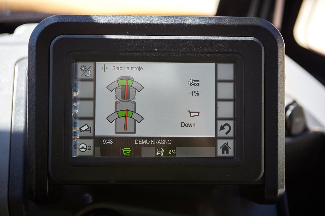 Inteligentní displej ukazuje kupu zajímavých informací. Od celkového počtu zatížení korby přes náklon stroje až po zadní kameru.