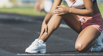 Bolí vás prsty, pata nebo klenba? Odborník řekne, jak nechodit za hranu