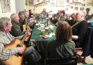 Víkendy patří v klubovně U šesti strun muzikantským dostaveníčkům.