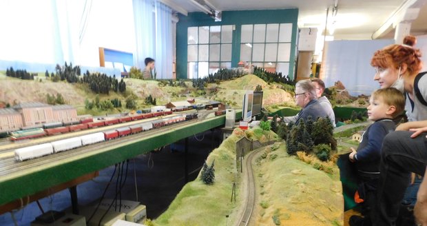 Obří železniční model obdivují malí i velcí návštěvníci.