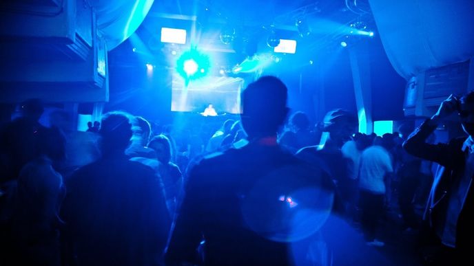 Ministr zdravotnictví Adam Vojtěch (ANO) chce od pátku omezit počet návštěvníků hromadných akcí ve vnitřních prostorách, například v klubech