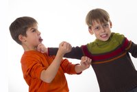 Když vaše dítě ubližuje ostatním: Mohou to způsobit rodiče?