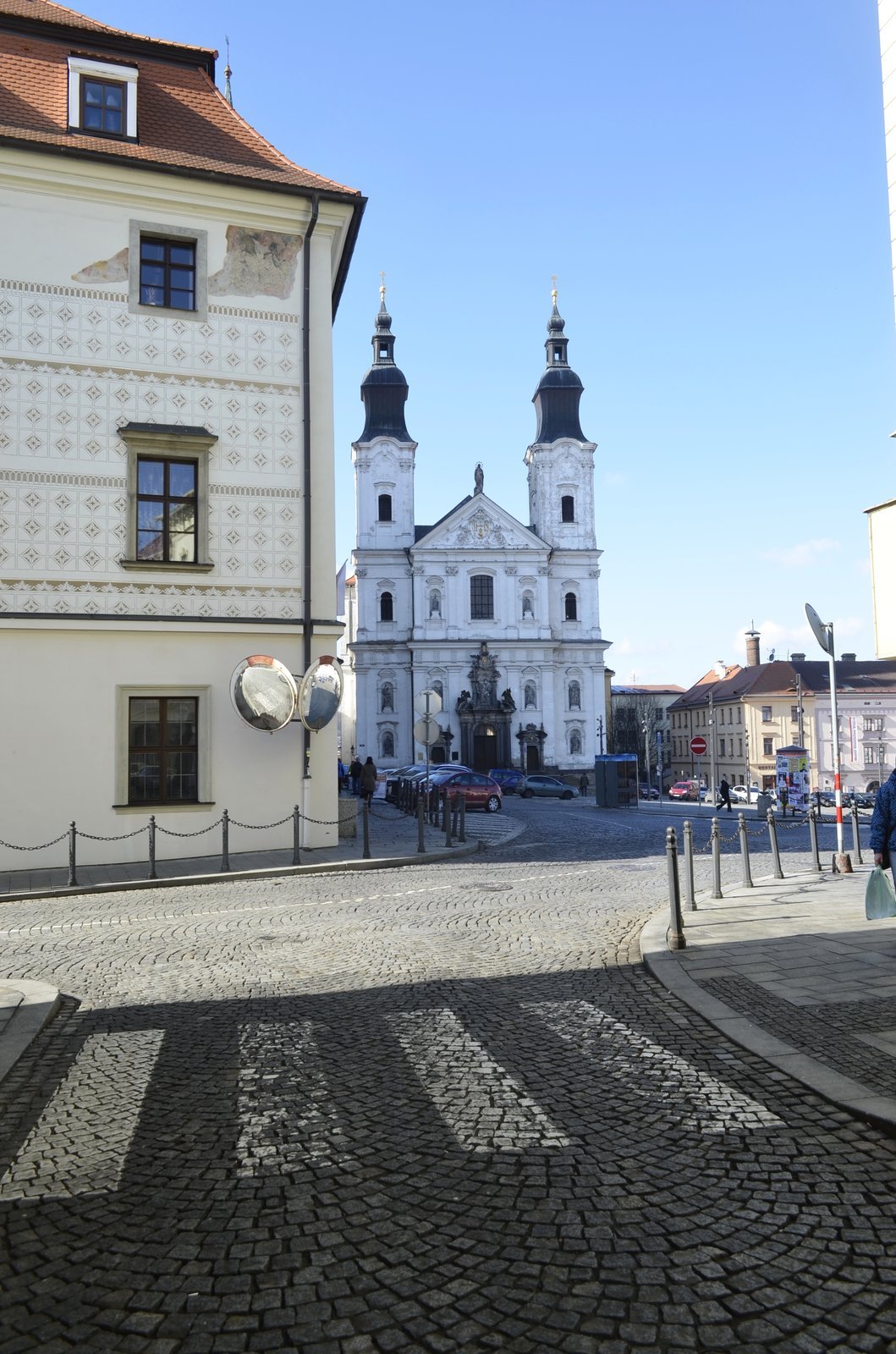 U náměstí musel překonat frekventovanou křižovatku.