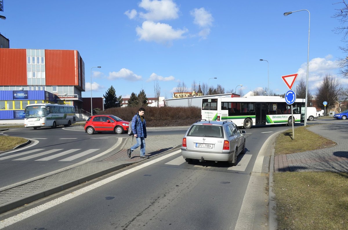 Bezpečně zdolal i přechod pro chodce na kruhovém objezdu.