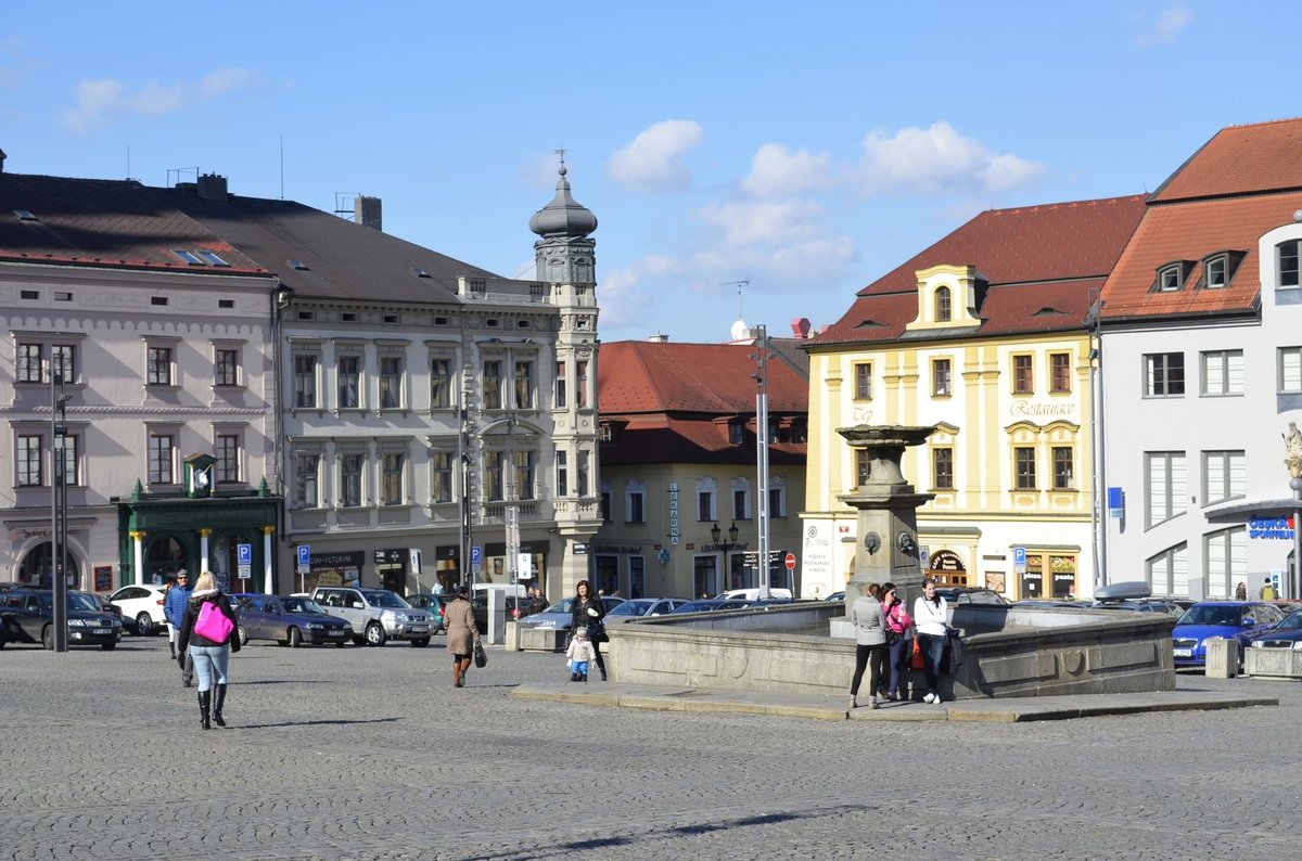 Pokračoval šikmo přes náměstí do ulice Kpt. Jaroše