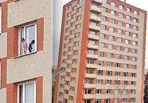 Nahý malý chlapec balancoval na okenním parapetu v 9. patře panelového domu v Praze.