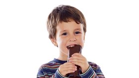 Oblíbené čokoládové tyčinky by děti neměly jíst více než jednou týdně!