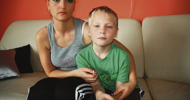 Lukáše bolí dosud hlava a pálí ho oči. Nejvíc ho jako nadšeného fotbalistu štve, že nemůže chodit na tréninky.