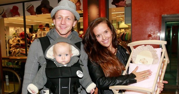 Tomáš Klus s dcerou Josefínou (10 měsíců) a manželkou Tamarou (25).