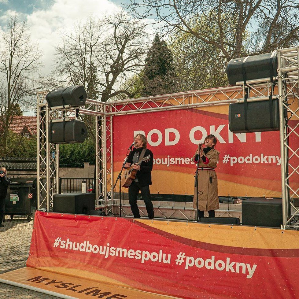 Manželé Klusovi zazpívali &#34;pod okny&#34; důchodcům