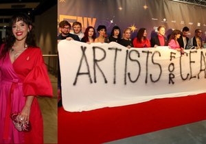 Skupina umělců dorazila na předávání Andělů s velkým transparentem.