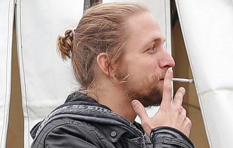 Tomáš Klus s podivnou cigaretou v ruce: Je na drogách?