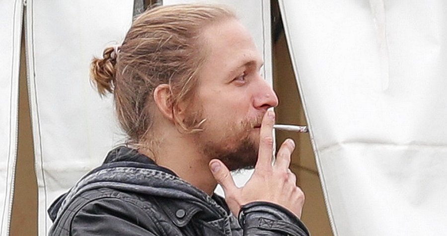 Tomáš Klus s podivnou cigaretou...je to marihuana?