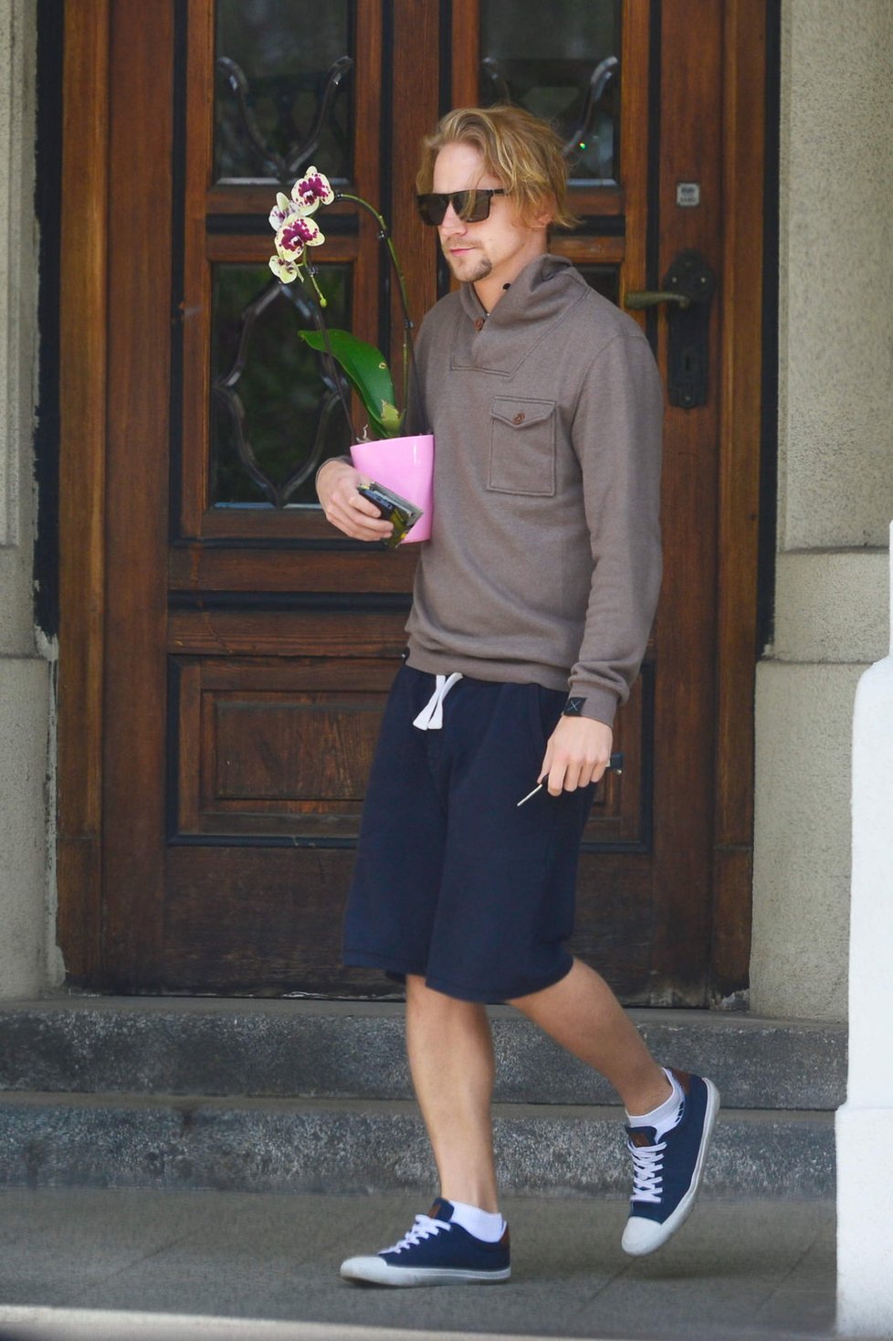Tomáš Klus přinesl novopečené mamince Tamaře květy.