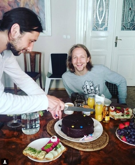 Tomáš dostal dort.