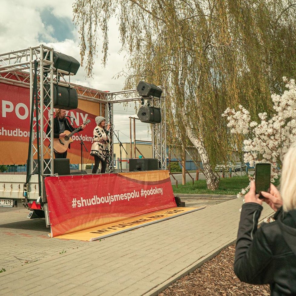 Manželé Klusovi zazpívali &#34;pod okny&#34; důchodcům.