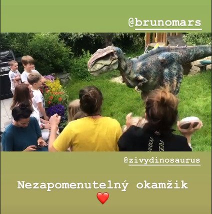 Malý Alfréd Klus si užil narozeninovou párty s dinosaurem.