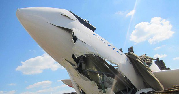Kluzák na Zlínsku skončil v silážní jámě: Pilot utrpěl zranění 