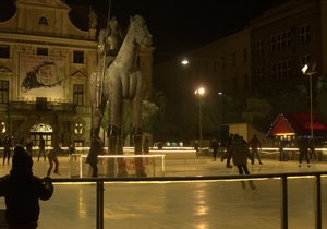 Byla to tradice, bruslaři se kloužou pod nohama koně, tedy na Moravském náměstí v Brně.