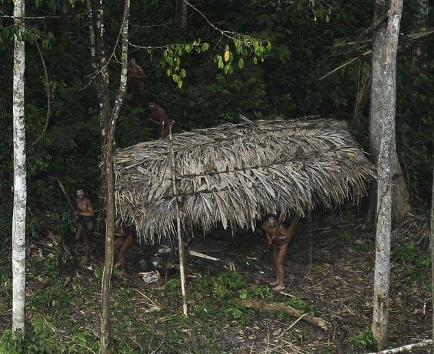 Reakce domorodců z Amazonského pralesa na letadlo