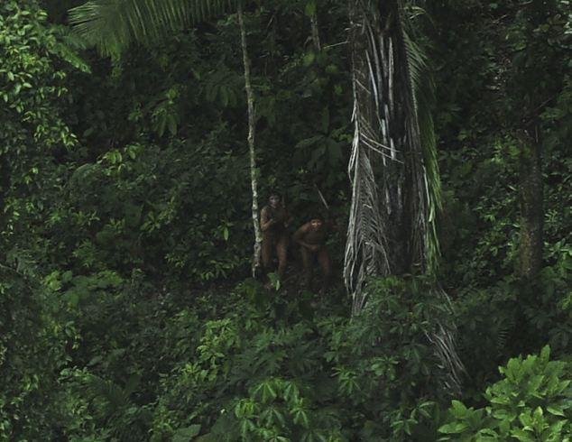 Reakce jiných domorodců z Amazonského pralesu na letadlo